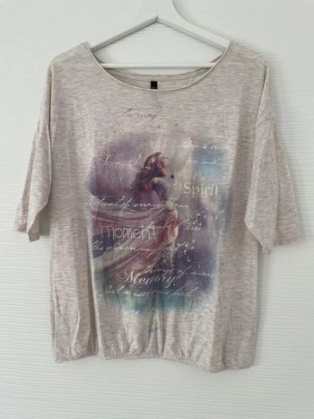 Haut t-shirt beige crème motifs imprimés féérique violet lila avec manches 3/4
