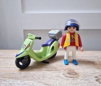 3946 Playmobil Etudiante en scooter