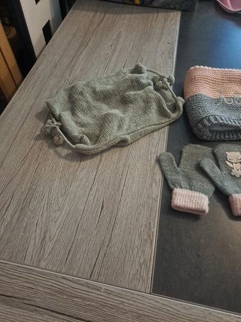Lot bonnet tour de cou et moufles 2/3 ans