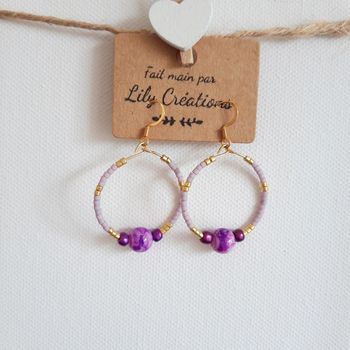 Boucles d'oreilles créoles dorées, perles mauves/violettes et dorées LC371