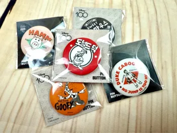 Lot de badges Disney Store Korea officiels