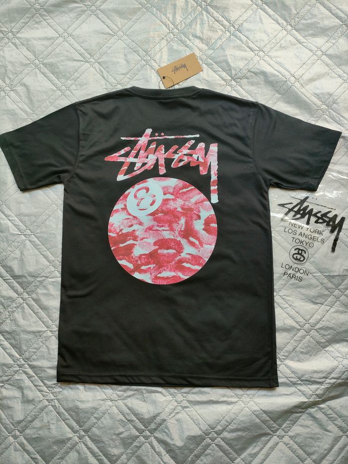T-shirt Stüssy 8 ball lips kiss 😘 taille M, noir logo rouge  NEUF ✅