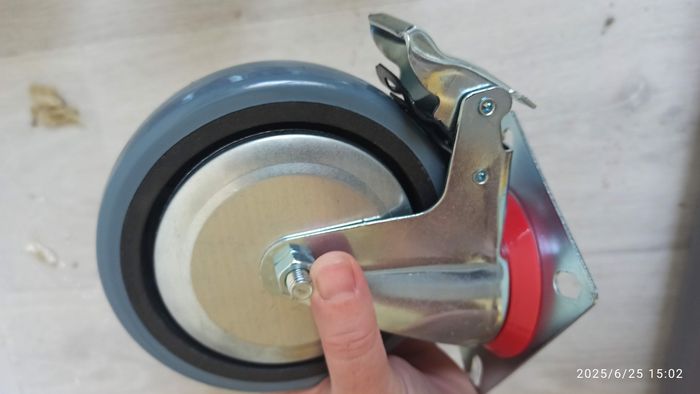 4 grosses roues pivotantes avec freins - photo numéro 4