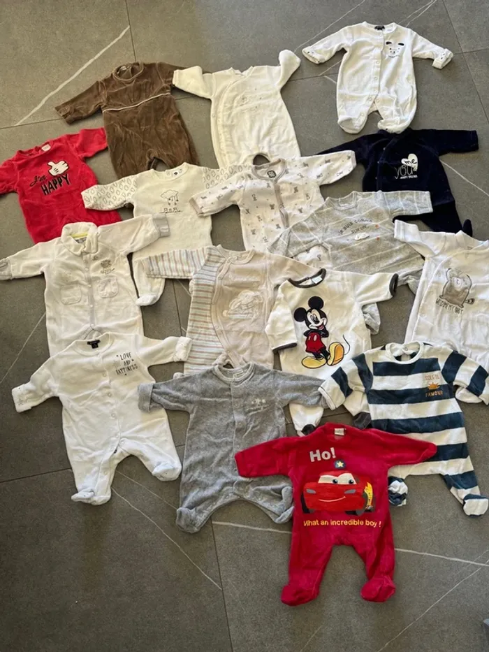 Lot de 16 pyjamas