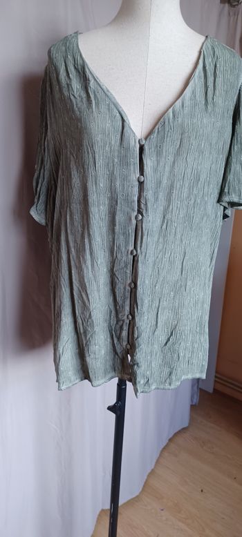 Très jolie chemise manches courtes femme T 6 couleur vert gris 