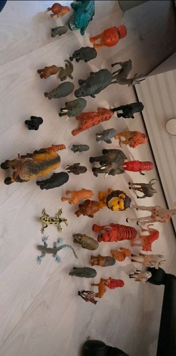 Figurines d'animaux sauvages