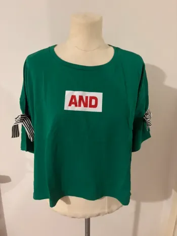 T-shirt vert “AND” avec nœuds rayés – Neuf