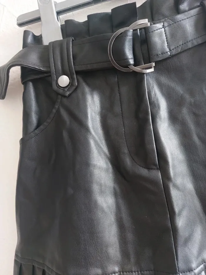 Jupe en simili cuir noir à plis Taille XS - photo numéro 2