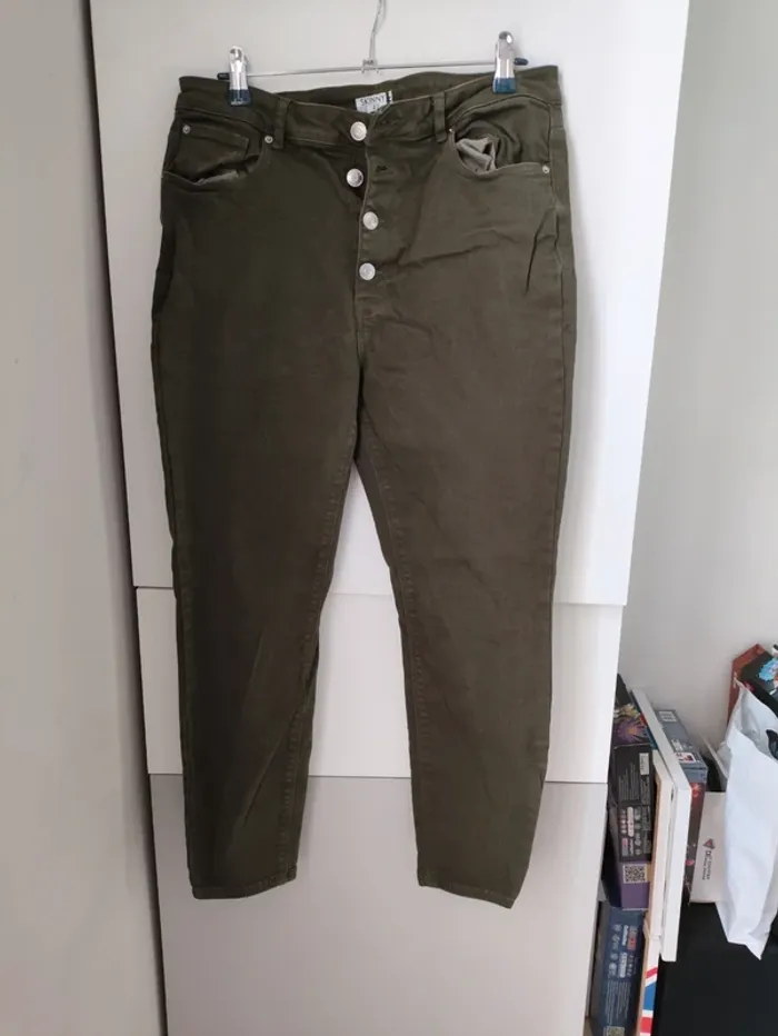 Jean kaki skinny Kiabi – T42 – très bon état comme neuf - photo numéro 2