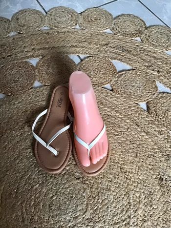 Sandale à entredoigts Blanche taille 35 semelles mousse confort