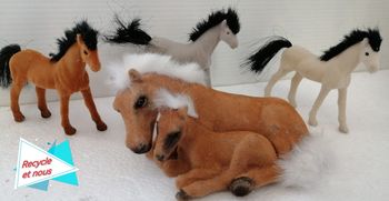 chevaux figurines velours ras