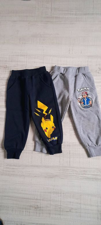 Lot de 2 jogging PokemonEn molleton marine et gris chiné. Taille elastiquée. 2 poches, taille 3 ans