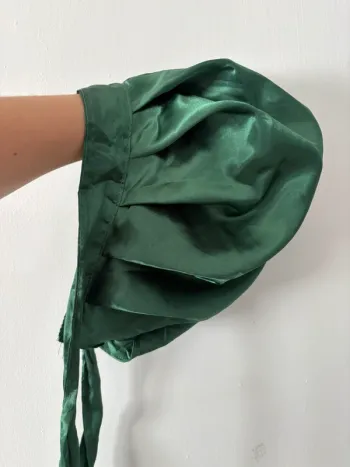 Bonnet en satin pour cheveux bouclés