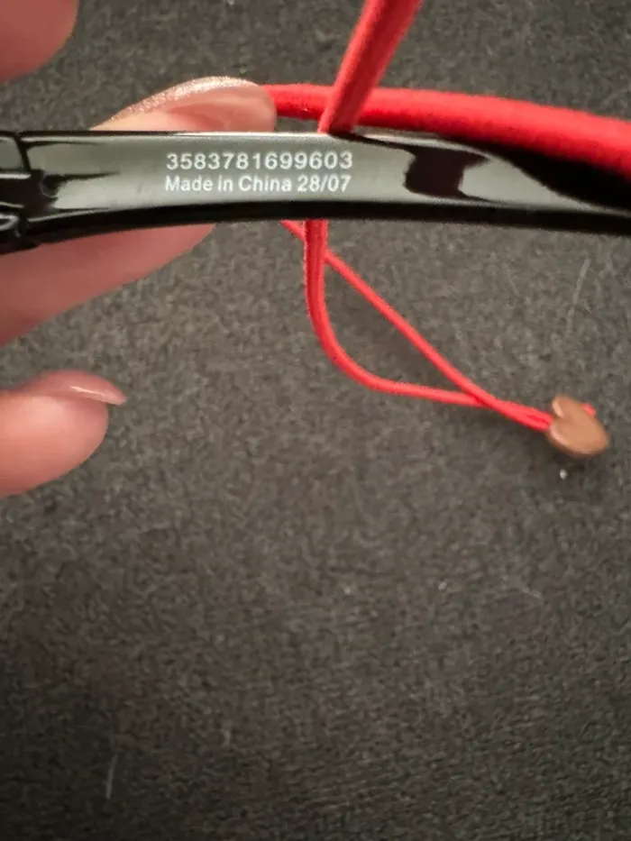 Lunettes de soleil noires pour enfant avec cordon rouge décathlon - photo numéro 3