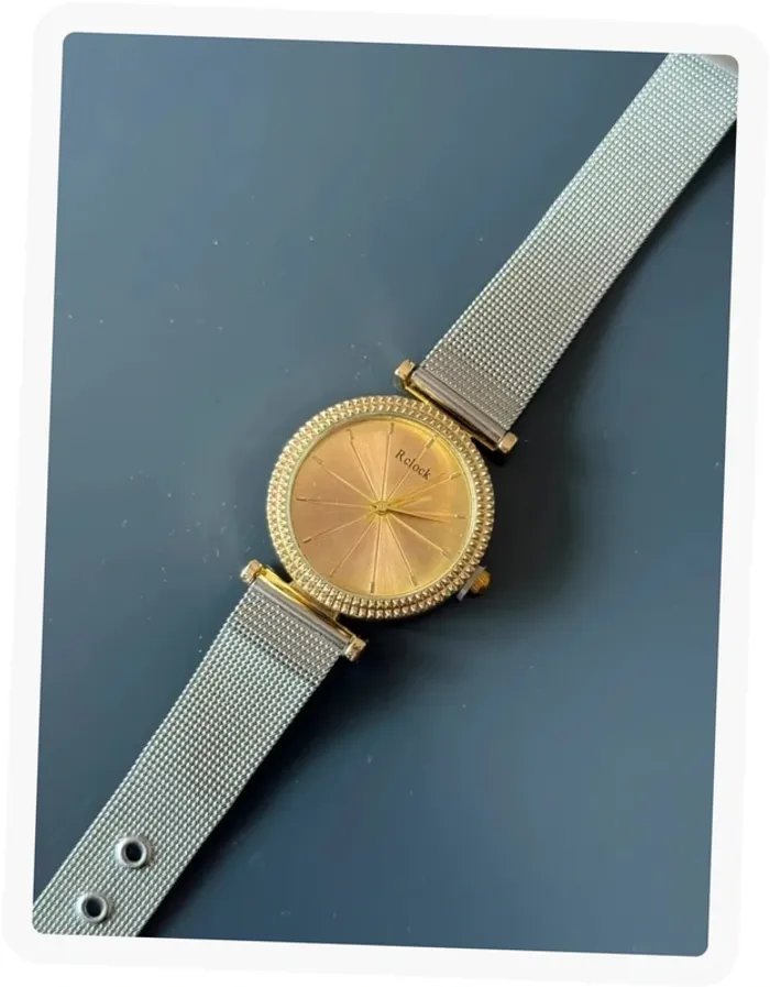 Montre à chaîne argentée à cadran doré