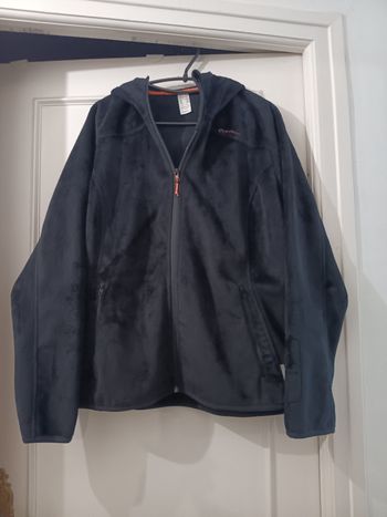 Veste noire polaire  à capuche.