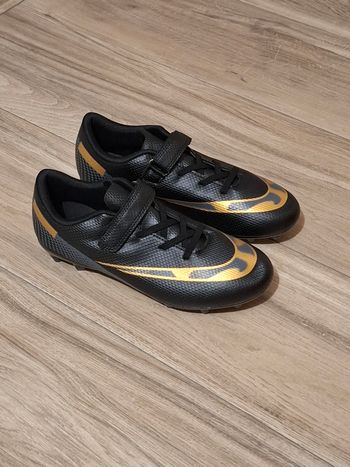 Chaussure enfant Mixte football crampons scratch noir doré