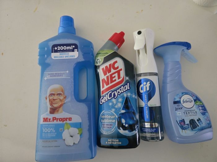 Lot de 4 produits d'entretien neufs