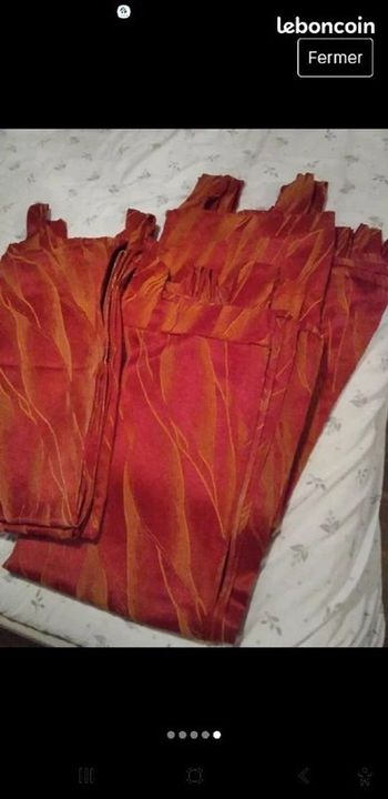 rideaux voilage rouge orange et jaune Très lumineux de teinte rouge orange et jaune.  Belle tenue.
