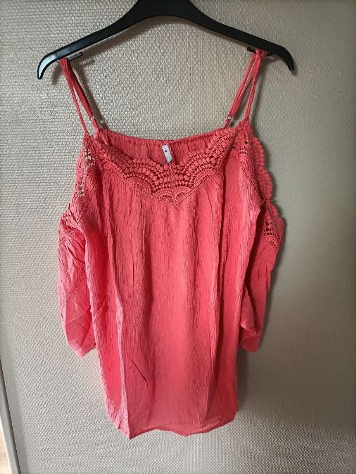 Top épaules dénudées saumon corail avec dentelle broderie