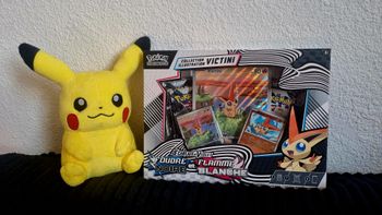 Coffret Pokémon Collection – Illustration Victini EV10.5 Neuf & Scellé FR