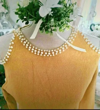 Joli pull moutarde épaules dénudées avec perles Taille 38/40
