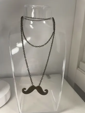 Collier moustache