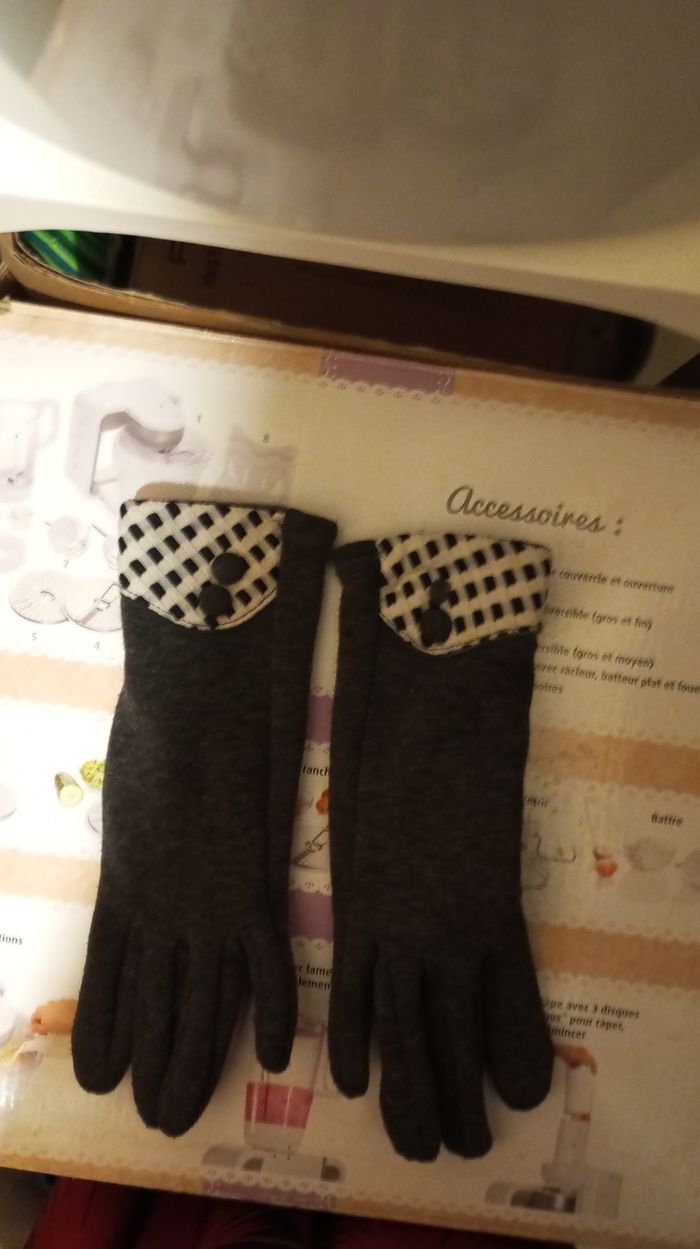 Lot de vêtements taille mix ado 11 vêtements taille unique 38 et articles au choix produits cosmétiques occasion date passer je savais pas où le jeter donc je fait les carton pour 25 euros - photo numéro 5