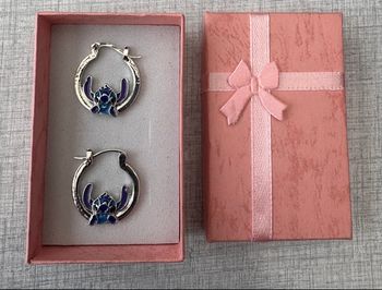 Boucles d’oreilles en forme d’anneaux Stitch argentées dans une boîte cadeau Neuves