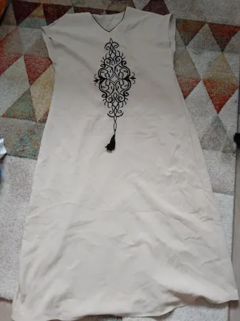 Très jolie Robe longue bohème beige et noure taille 44