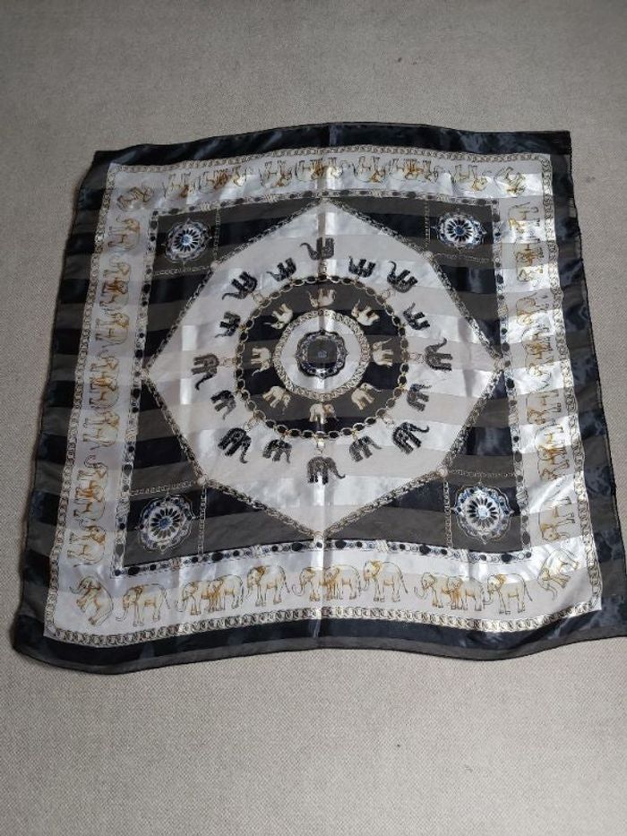 Foulard carré noir et crème à motifs d'éléphants