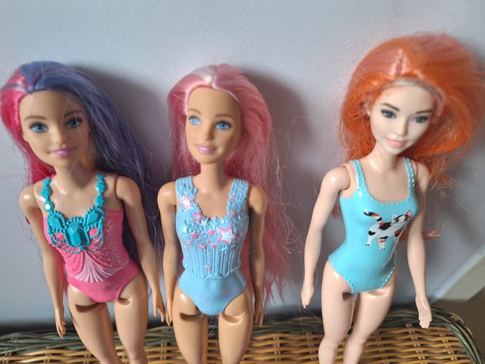Lot de 3 barbies en maillot de bain dont 1 avec perruque - photo numéro 2