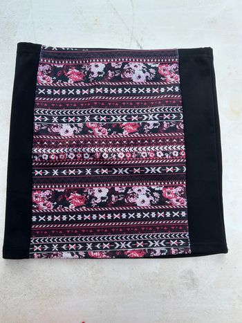 Jupe courte noire et motifs