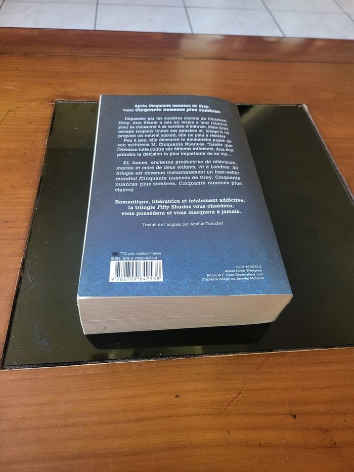 Livre 📖 cinquante nuances plus sombres - photo numéro 4