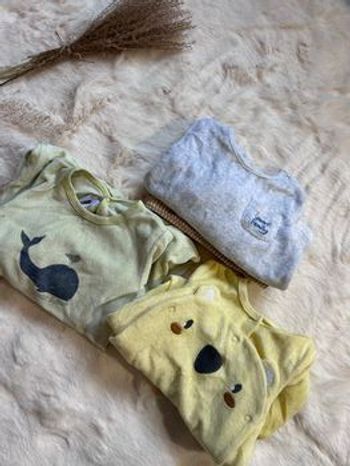 Lot de trois pyjamas, taille 12 mois
