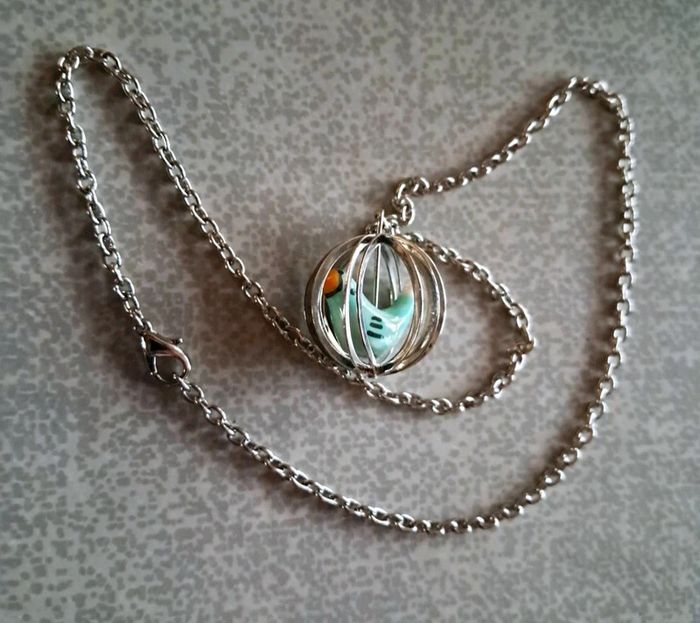 Collier court NEUF chaîne argentée avec pendentif *oiseau dans sa cage* - photo numéro 4