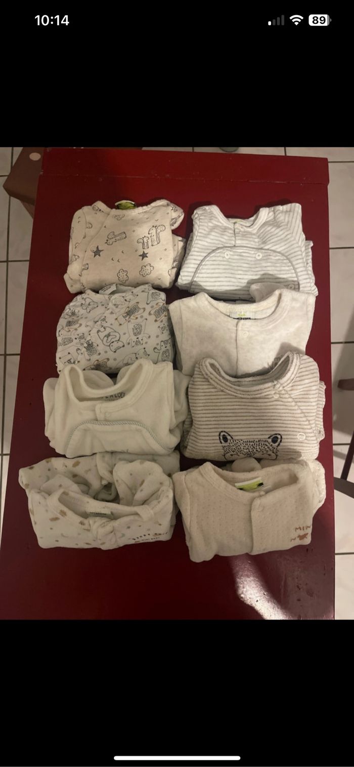 8 pyjamas 1 mois neuf sans étiquette 🏷️