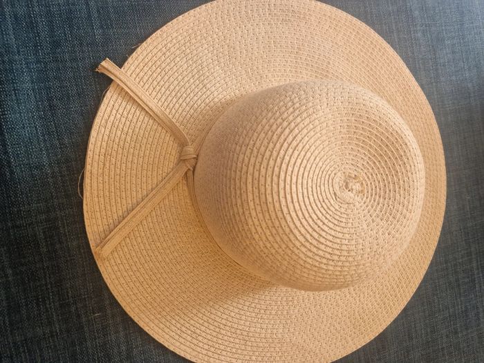 Beau chapeau beige Neuf - photo numéro 2