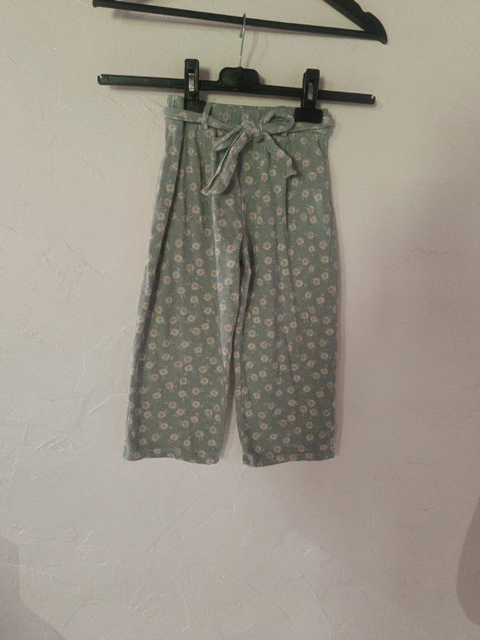 Ensemble pantalon tee shirt bleu/vert 5 ans en bon état - photo numéro 2