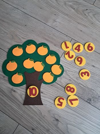 Pommier en feutrine. J'apprends a compter jusqu'à 10. Méthode montessori