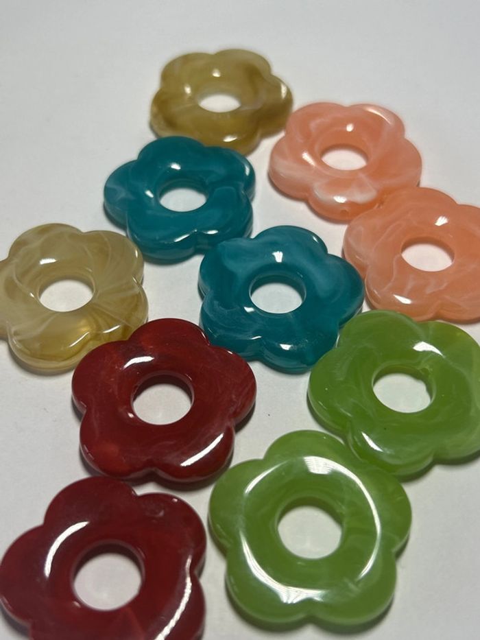 A782, déstockage 10 breloques fleurs 26mm