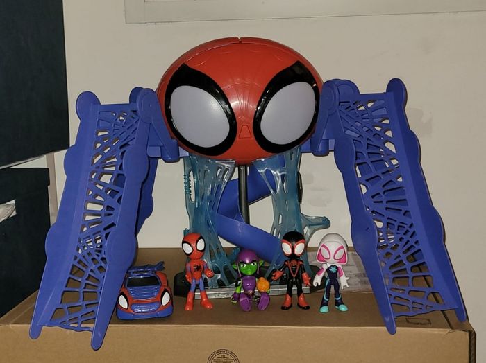 Quartier général Spidey + 4 personnages