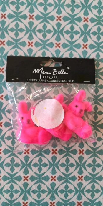 3 figurines lapin rose fluo