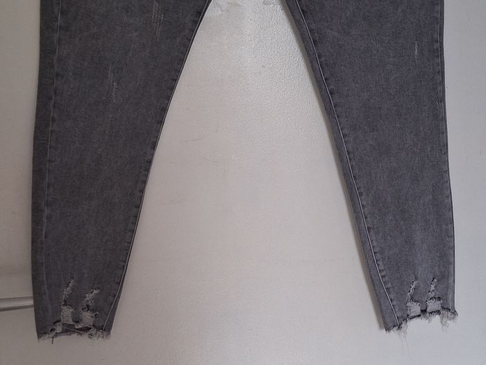 Jean gris grande taille avec chevilles effilochées - photo numéro 3