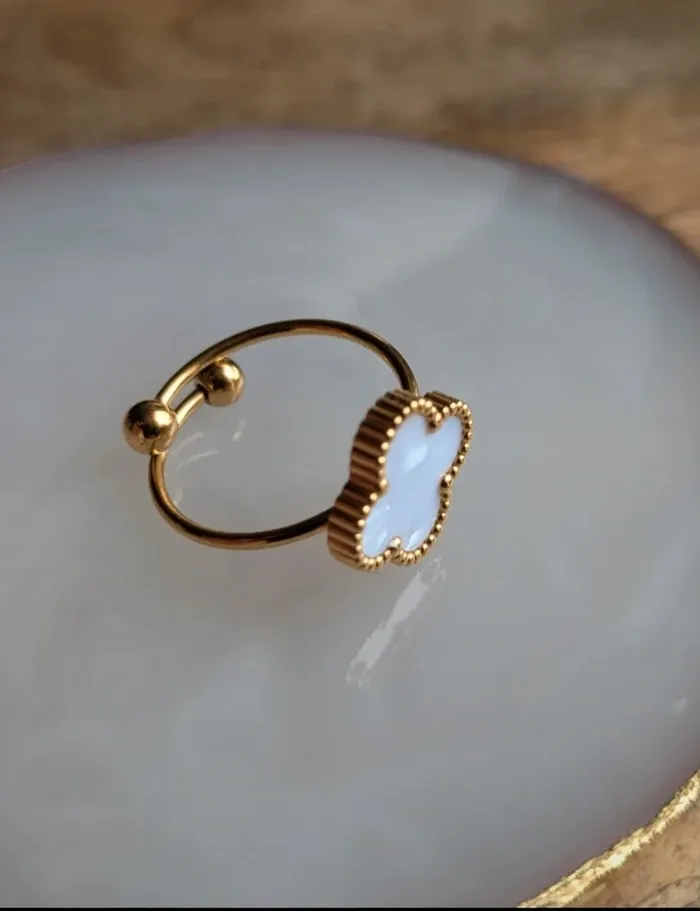 Bague trèfle dorée et blanc ajustable - photo numéro 3