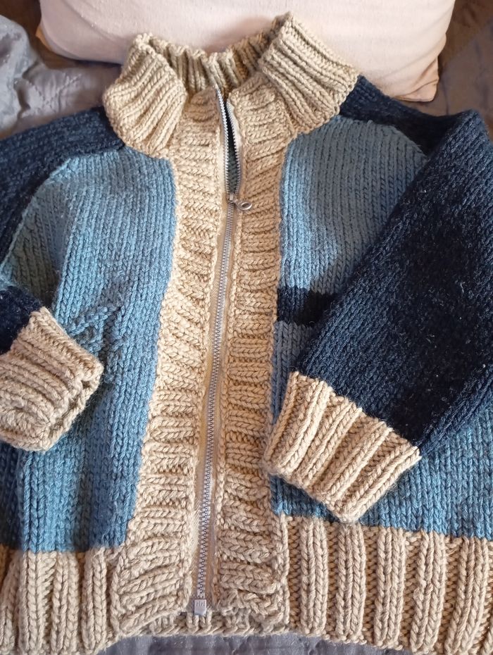 Gilet tricoté main ✋ 3/4 ans