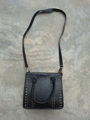 Sac à main carré avec bandoulière noir