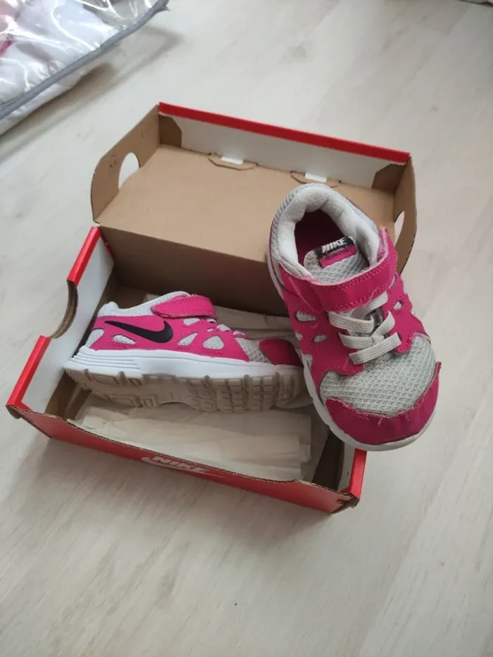 Très belle basket Nike bébé fille en bon état taille 23.5 - photo numéro 2