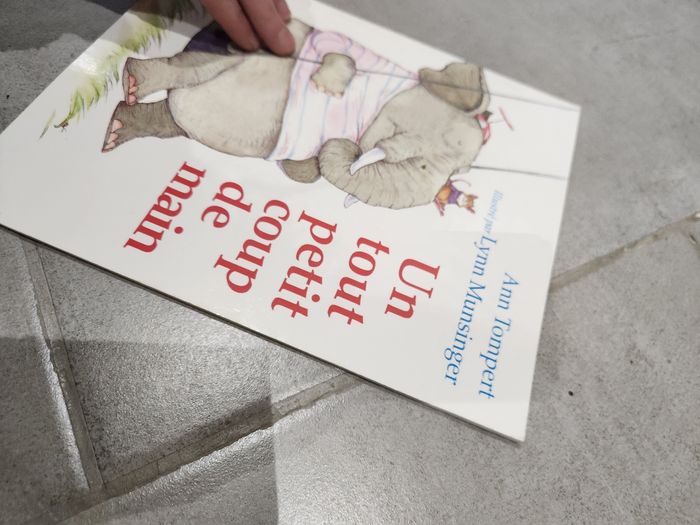 Livre souple enfant : un tout petit coup de main - photo numéro 4