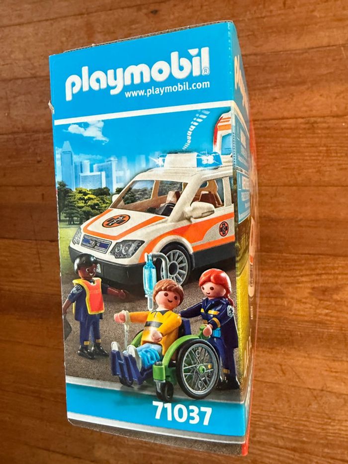 Playmobil 71037 coffret figurines Ambulance secours blessé handicapé voiture gyrophare - photo numéro 3